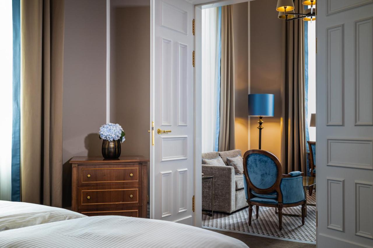 Althoff Grandhotel Schloss Bensberg Bergisch Gladbach Exterior photo A suite at the hotel